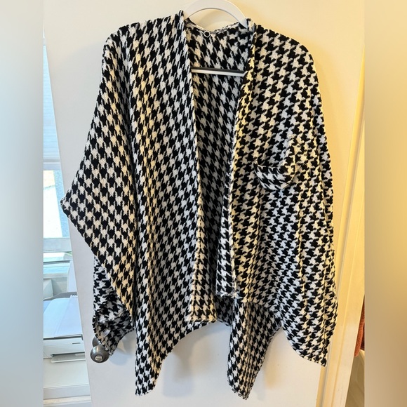 Hadley Wren Houndstooth Paige Poncho - Picture 4 of 4